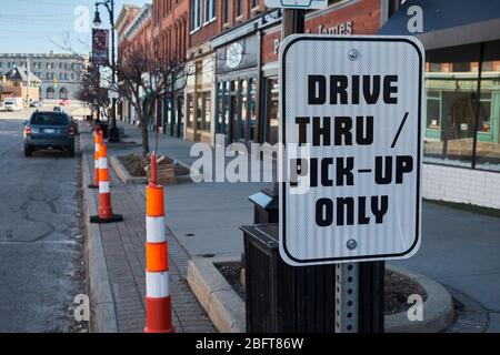 Foto eines temporären Schilds vor dem Restaurant mit der Aufschrift 'Drive Through Pick Up Only' in der Kleinstadt USA Stockfoto