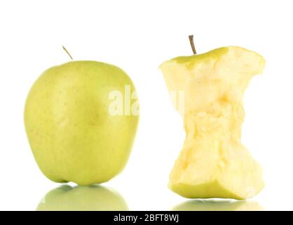 Grüner Apfel gebissen und ganzen Apfel auf weiß isoliert Stockfoto