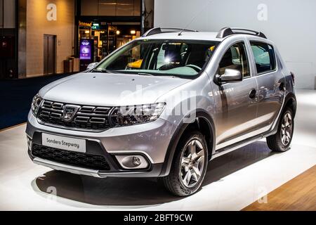 Brüssel, Belgien, Jan 2020 DACIA SANDERO Stepway, Brussels Motor Show, zweite Generation, Automobile Dacia Stand, rumänischer Automobilhersteller Stockfoto