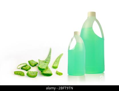 Antiseptisches Handgel mit Alkohol und Aloe Vera auf weißem Hintergrund isoliert. Hände waschen, um vor Coronavirus zu schützen und die Ausbreitung von COVID zu stoppen Stockfoto