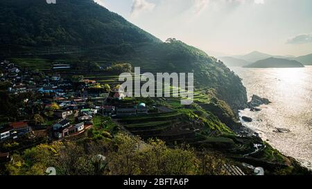 Gacheon Village, Südkorea - 18. APRIL 2020: Namhae ist ein wunderschönes Küstengebiet Koreas an der Südküste. Das Dorf Gacheon ist dafür berühmt Stockfoto