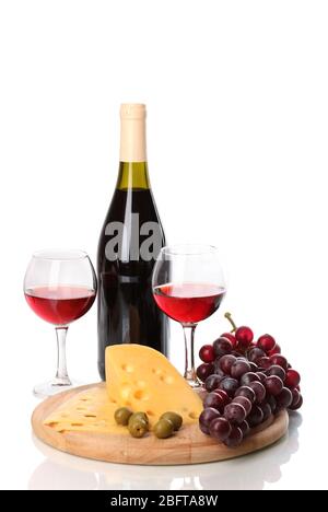 Flasche großen Wein mit Weingläser und Käse auf weiß isoliert Stockfoto