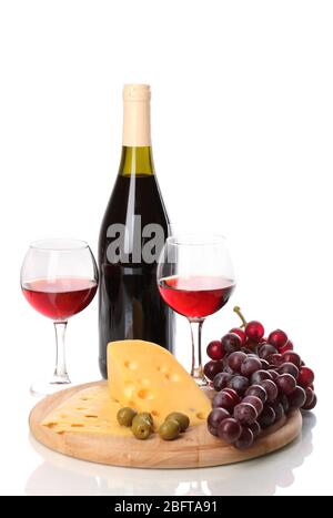 Flasche großen Wein mit Weingläser und Käse auf weiß isoliert Stockfoto