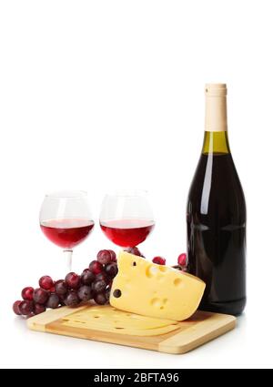 Flasche großen Wein mit Weingläser und Käse auf weiß isoliert Stockfoto