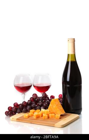 Flasche großen Wein mit Weingläser und Käse auf weiß isoliert Stockfoto