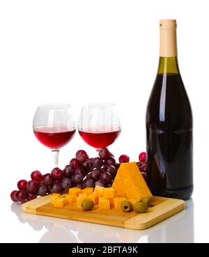 Flasche großen Wein mit Weingläser und Käse auf weiß isoliert Stockfoto