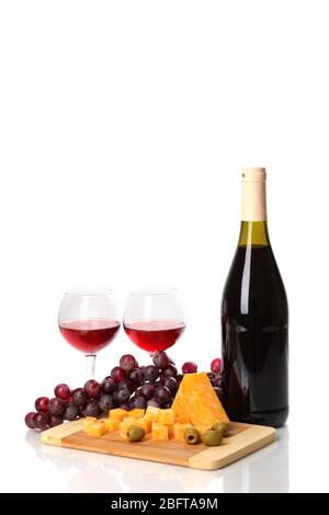 Flasche großen Wein mit Weingläser und Käse auf weiß isoliert Stockfoto