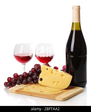 Flasche großen Wein mit Weingläser und Käse auf weiß isoliert Stockfoto