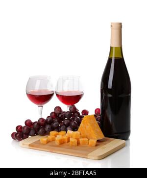 Flasche großen Wein mit Weingläser und Käse auf weiß isoliert Stockfoto