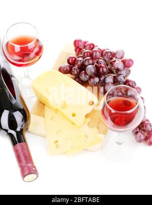 Flasche großen Wein mit Weingläser und Käse auf weiß isoliert Stockfoto