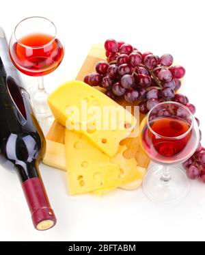 Flasche großen Wein mit Weingläser und Käse auf weiß isoliert Stockfoto