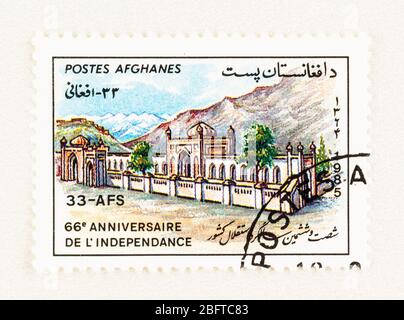 SEATTLE WASHINGTON - 18. April 2020: 1985 Afghanistan Briefmarke zum 66. Jahrestag der Unabhängigkeit, mit Moschee. Scott # 1154 Stockfoto