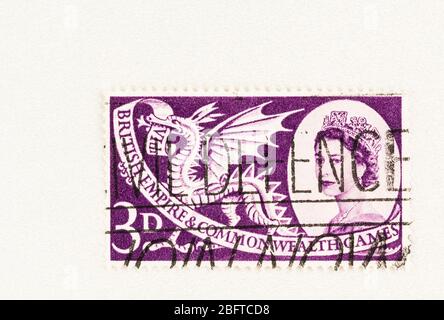 SEATTLE WASHINGTON - 18. April 2020: Britische Briefmarke mit walisischem Drachen und Königin Elizabeth auf lila 3D-Briefmarke, zur Erinnerung an die Commonwealth Games Stockfoto