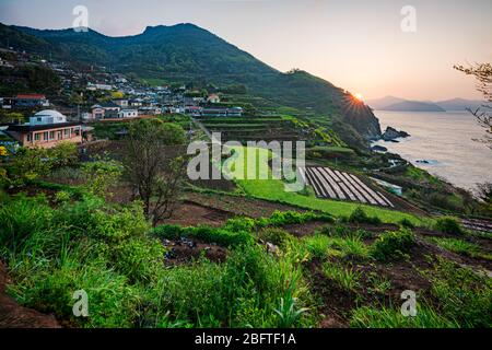 Gacheon Village, Südkorea - 18. APRIL 2020: Namhae ist ein wunderschönes Küstengebiet Koreas an der Südküste. Das Dorf Gacheon ist dafür berühmt Stockfoto