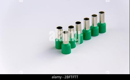 Elektrischer Crimp-Anschlussstecker. Metallklemmen isoliert auf weißem Hintergrund. Stockfoto