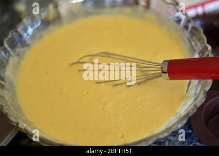 Kuchenteig in einer Rührschüssel Stockfoto
