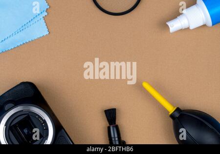 Kit zur Reinigung von Fotoanlagen und Optik. Kamera- und Objektivpflege, Fotozubehör, professioneller Service Stockfoto