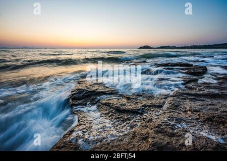 Chaeseokgang, Südkorea - 13. APRIL 2020: Die Chaeseokgang-Klippen sind eine beliebte Attraktion an der Küste des Byeonsando-Nationalparks. Stockfoto