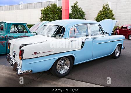 Automobile / Australien hergestellt 1960 FC Holden Special Sedan auf einer Automobilausstellung in Melbourne Victoria Australien ausgestellt. Stockfoto