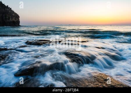 Chaeseokgang, Südkorea - 13. APRIL 2020: Die Chaeseokgang-Klippen sind eine beliebte Attraktion an der Küste des Byeonsando-Nationalparks. Stockfoto