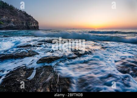 Chaeseokgang, Südkorea - 13. APRIL 2020: Die Chaeseokgang-Klippen sind eine beliebte Attraktion an der Küste des Byeonsando-Nationalparks. Stockfoto