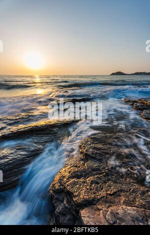 Chaeseokgang, Südkorea - 13. APRIL 2020: Die Chaeseokgang-Klippen sind eine beliebte Attraktion an der Küste des Byeonsando-Nationalparks. Stockfoto