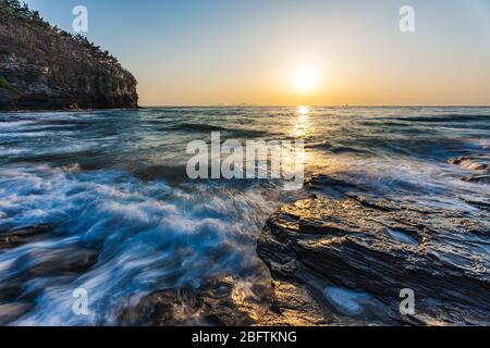 Chaeseokgang, Südkorea - 13. APRIL 2020: Die Chaeseokgang-Klippen sind eine beliebte Attraktion an der Küste des Byeonsando-Nationalparks. Stockfoto