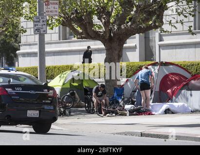 San Francisco, Usa. April 2020. Am Sonntag, den 19. April 2020, passiert die Polizei ein obdachloses Lager im Bürgerzentrum in San Francisco. San Francisco Mayor London Rasse sagt, dass efective jetzt, Gesichtsmasken müssen außerhalb des Hauses getragen werden, um vor Coronavirus zu schützen. Foto von Terry Schmitt/UPI Quelle: UPI/Alamy Live News Stockfoto
