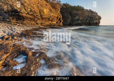 Chaeseokgang, Südkorea - 13. APRIL 2020: Die Chaeseokgang-Klippen sind eine beliebte Attraktion an der Küste des Byeonsando-Nationalparks. Stockfoto