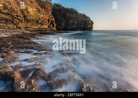 Chaeseokgang, Südkorea - 13. APRIL 2020: Die Chaeseokgang-Klippen sind eine beliebte Attraktion an der Küste des Byeonsando-Nationalparks. Stockfoto