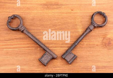 Zwei antike Schlüssel auf Holzhintergrund Stockfoto