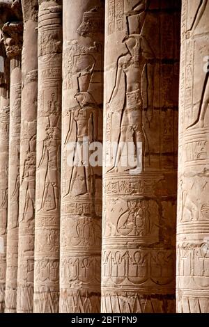 Verzierte Säulen im Tempel des Horus in Edfu, Ägypten. Stockfoto