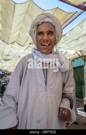 Lächelnder Mann auf dem ägyptischen Markt, Assuan, Ägypten. Stockfoto