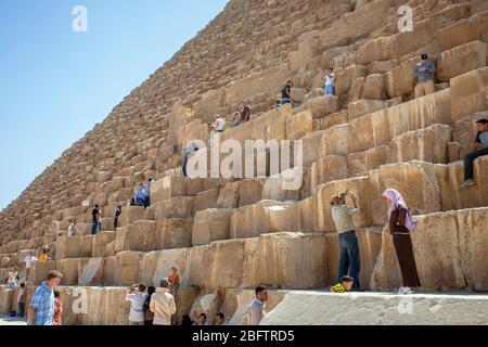 Touristen Klettern auf der Großen Pyramide von Gizeh, Ägypten. Stockfoto