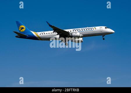 Aircraft Ukraine International Airlines, Embraer ERJ-190, UR-EMA, Landung, blauer Himmel, Zürich, Schweiz Stockfoto