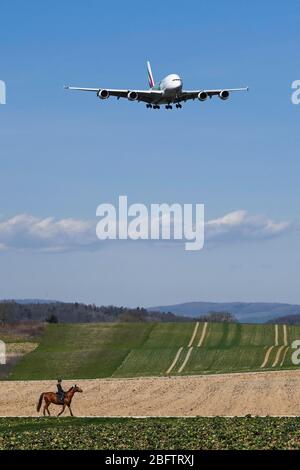 Flugzeug Emirates Airbus A380-800, A6-EEW, Landung, Zürich Kloten, Schweiz Stockfoto