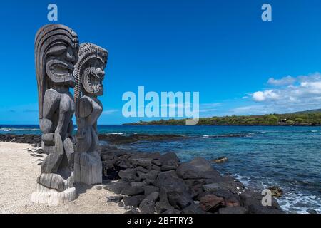 Schutzfiguren Tikis an der Bucht, Pu'uhonua O Honaunau National Historical Park, Big Island, Hawaii, USA Stockfoto