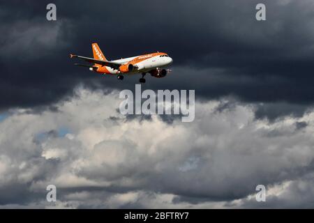 Flugzeug easyJet Europe Airbus A319-100, OE-LQQ, Landung, Gewitterhimmel, Zürich, Schweiz Stockfoto