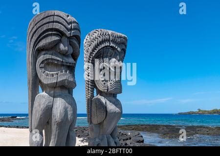 Schutzfiguren Tikis an der Bucht, Pu'uhonua O Honaunau National Historical Park, Big Island, Hawaii, USA Stockfoto