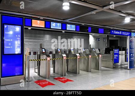 Geschlossene Schleuse zu Gates während der Koronakrise, Flughafen Düsseldorf, Nordrhein-Westfalen, Deutschland Stockfoto