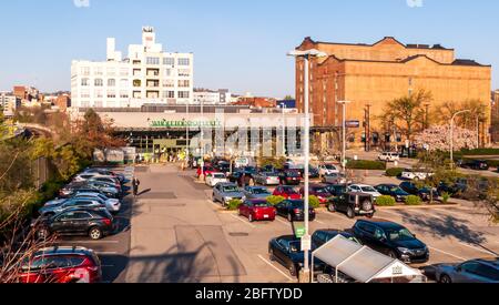 Das Whole Foods Geschäft und der Parkplatz in der Shadyside Nachbarschaft zusammen mit zwei anderen Gebäuden an einem sonnigen Frühlingstag, Pittsburgh, PA, USA Stockfoto