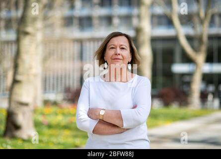 Berlin, Deutschland. April 2020. Prof. Dr. med. Dipl.-Psych. Isabella Heuser-Collier, Leiterin der Klinik und Universitätsambulanz für Psychiatrie und Psychotherapie an der Charité in Berlin, steht vor dem Charité Campus Benjamin Franklin in Steglitz. (Zu 'Psychologe über die anhaltende Unsicherheit') Quelle: Bernd von Jutrczenka/dpa/Alamy Live News Stockfoto