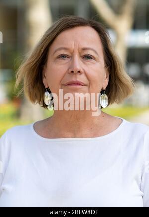 Berlin, Deutschland. April 2020. Prof. Dr. med. Dipl.-Psych. Isabella Heuser-Collier, Leiterin der Klinik und Universitätsambulanz für Psychiatrie und Psychotherapie an der Charité in Berlin, steht vor dem Charité Campus Benjamin Franklin in Steglitz. (Zu 'Psychologe über die anhaltende Unsicherheit') Quelle: Bernd von Jutrczenka/dpa/Alamy Live News Stockfoto