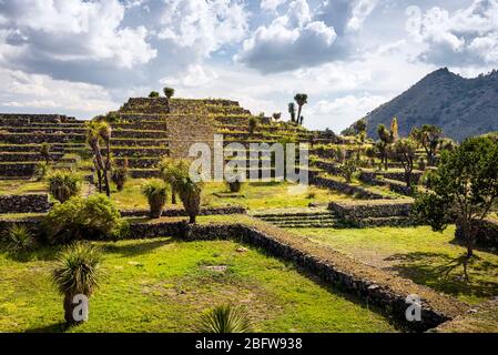 Pyramide auf dem westlichen platz der Cantona Ruinen in Puebla, Mexiko. Stockfoto