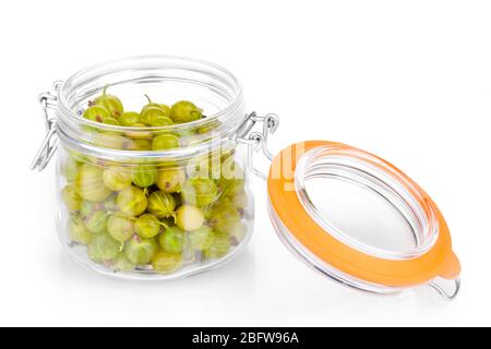 Grüne Stachelbeere im Glas auf weiß isoliert Stockfoto