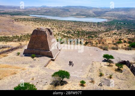 Ein Führer erklärt die Geschichte der Votif Pyramide in den Ruinen von La Quemada in Zacatecas, Mexiko. Stockfoto