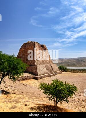 Votif Pyramide der Chalchihuites Zivilisation an den Chicomoztoc Ruinen in Zacatecas, Mexiko. Stockfoto