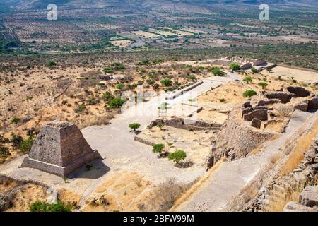 Votif Pyramide und platz der Chalchihuites Zivilisation an den Chicomoztoc Ruinen in Zacatecas, Mexiko. Stockfoto