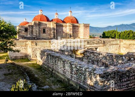 Ruinen und Kirchtuppen in Mitla, Oaxaca, Mexiko. Stockfoto