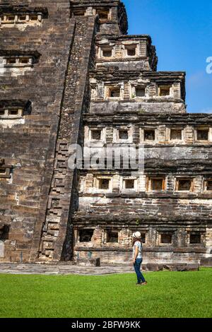 Eine junge Frau bewundert die Nischen Pyramide in Tajin, Veracruz, Mexiko. Stockfoto